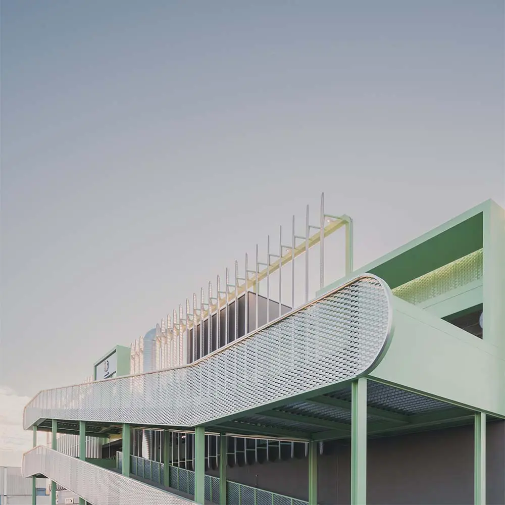 El diseño de un concesionario en españa que convierte la arquitectura en una experiencia visual