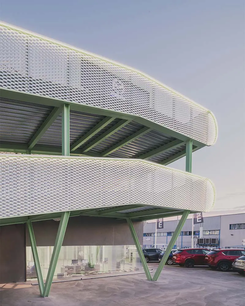 El diseño de un concesionario en españa que convierte la arquitectura en una experiencia visual