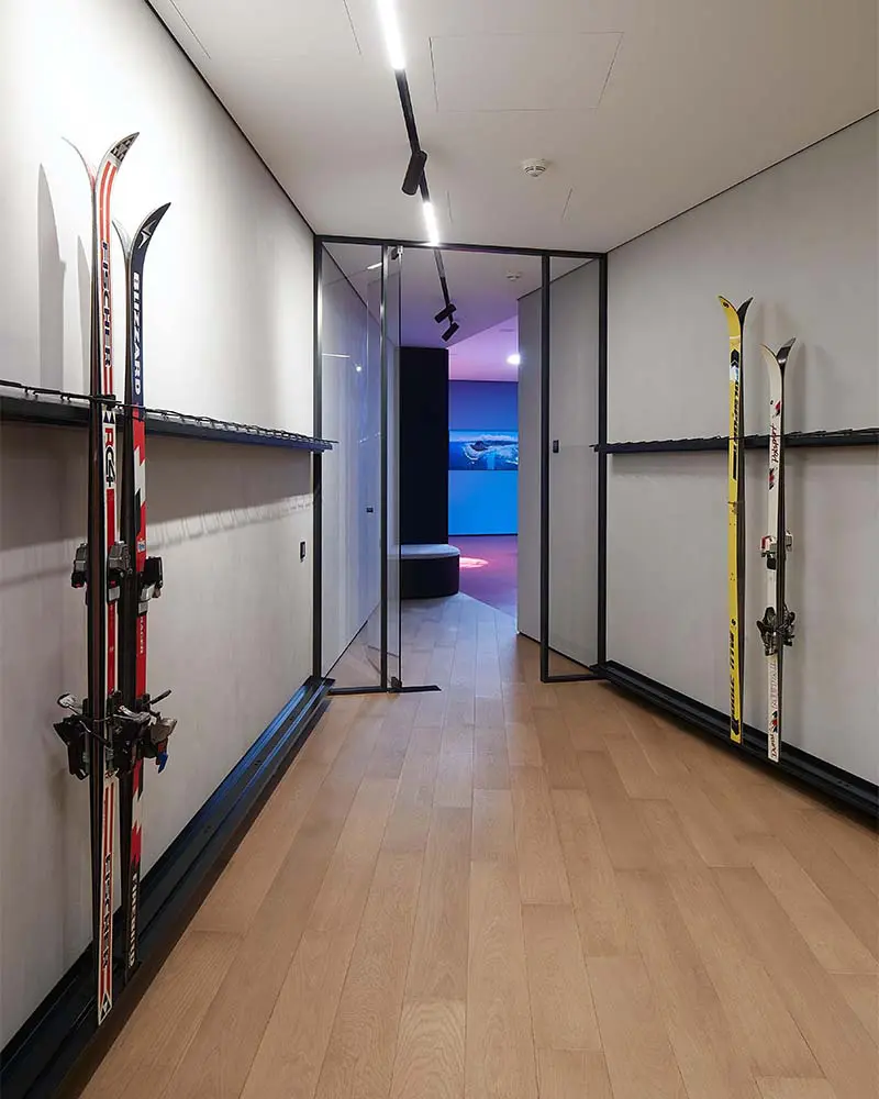 Un garaje que se despliega como una galería de autos en dubái Un garaje que se despliega como una galería de autos en dubái