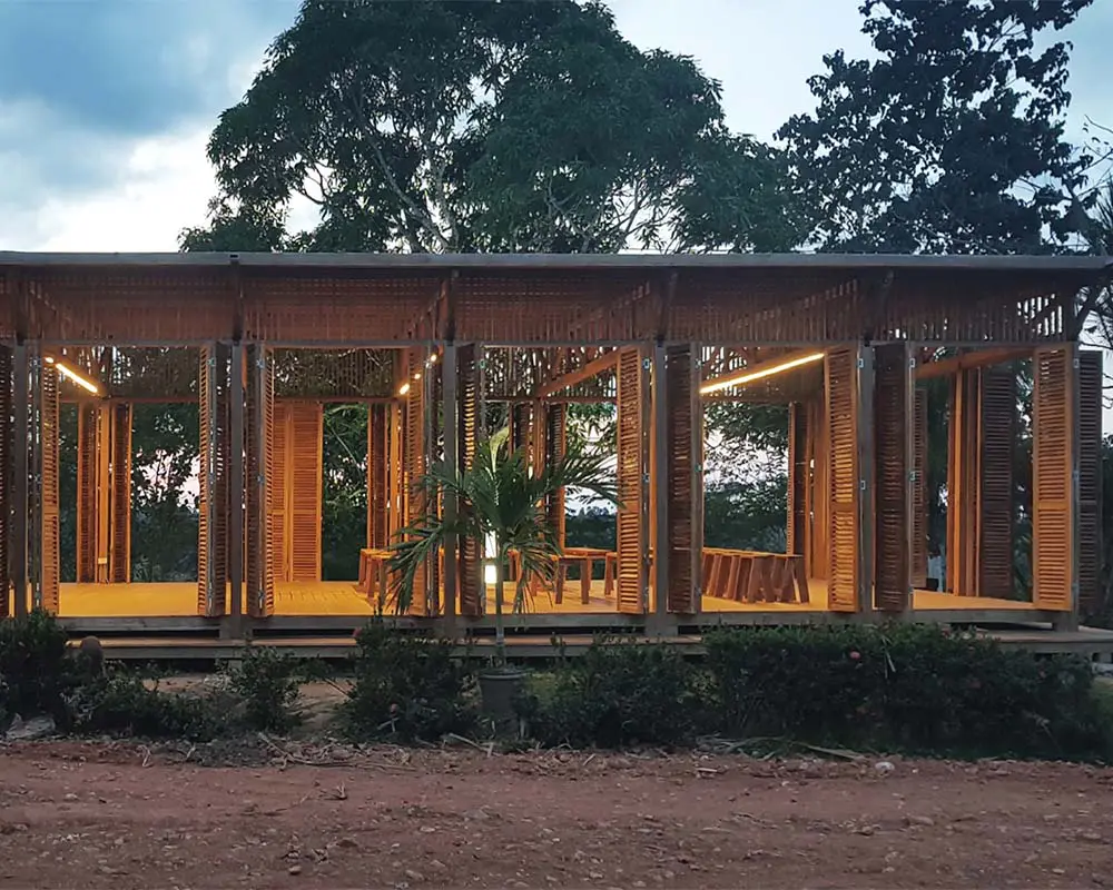 Arquitectura sensible que integra materiales locales y saberes tradicionales para conectar con el espacio