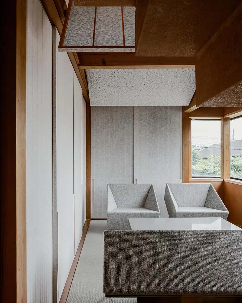 Una oficina en tokio donde la sobriedad se convierte en la esencia del proyecto