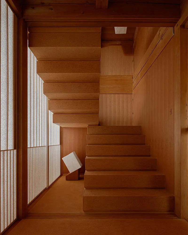 Una oficina en tokio donde la sobriedad se convierte en la esencia del proyecto