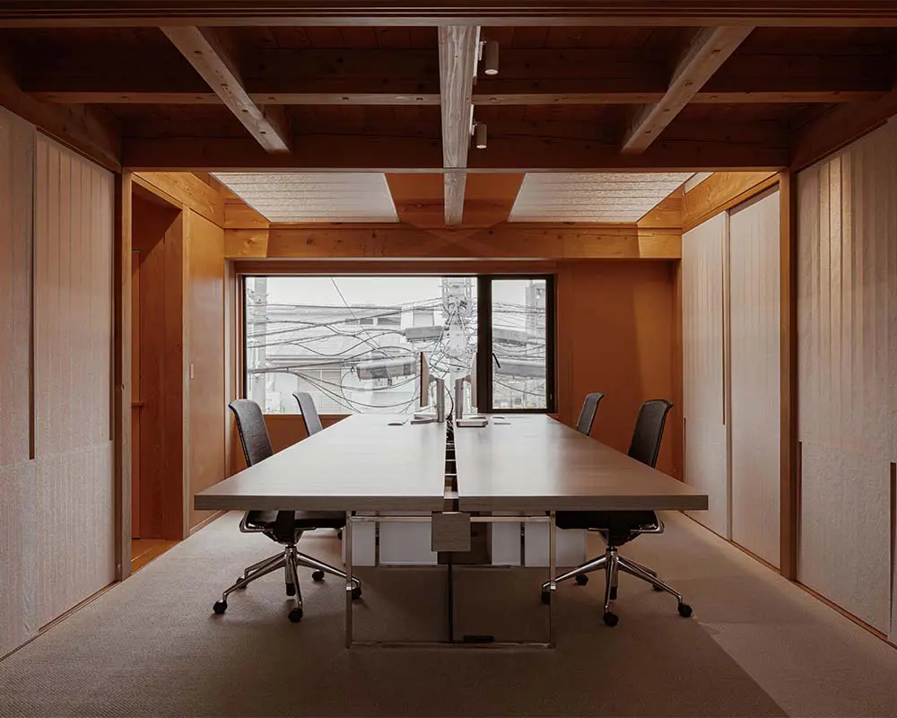Una oficina en tokio donde la sobriedad se convierte en la esencia del proyecto