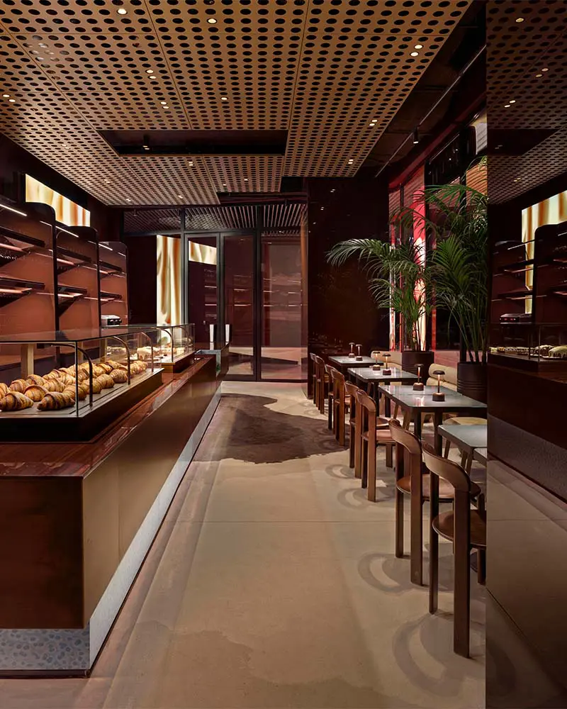 La repetición modular convierte esta panadería en un ejercicio de orden y ritmo