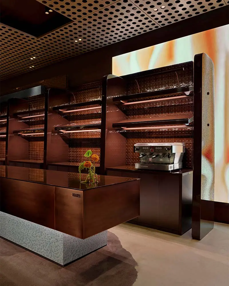 La repetición modular convierte esta panadería en un ejercicio de orden y ritmo