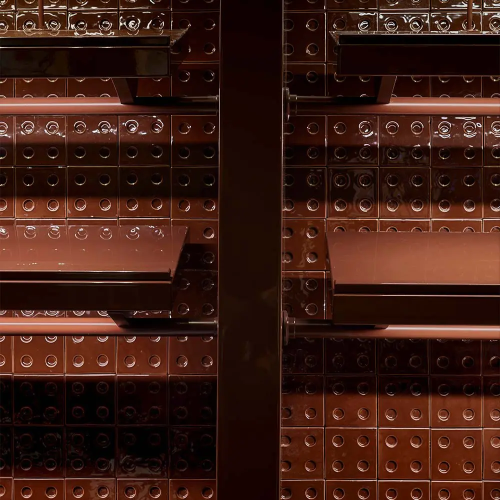 La repetición modular convierte esta panadería en un ejercicio de orden y ritmo