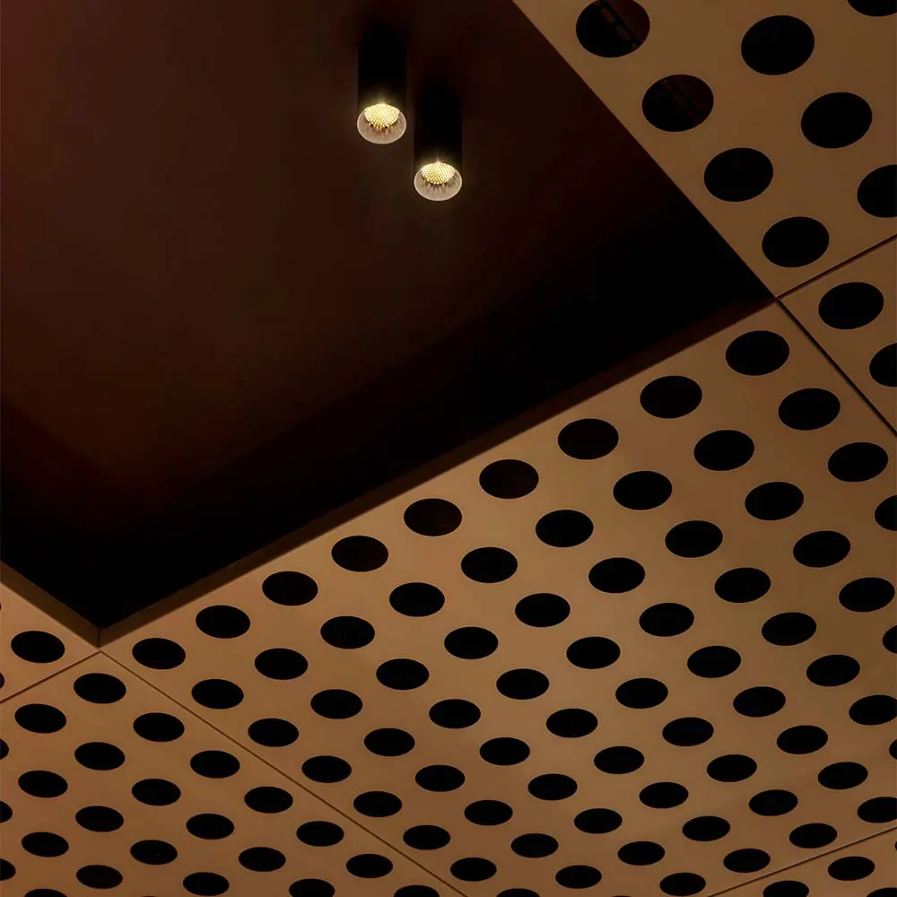 La repetición modular convierte esta panadería en un ejercicio de orden y ritmo