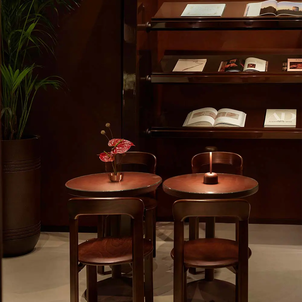 La repetición modular convierte esta panadería en un ejercicio de orden y ritmo