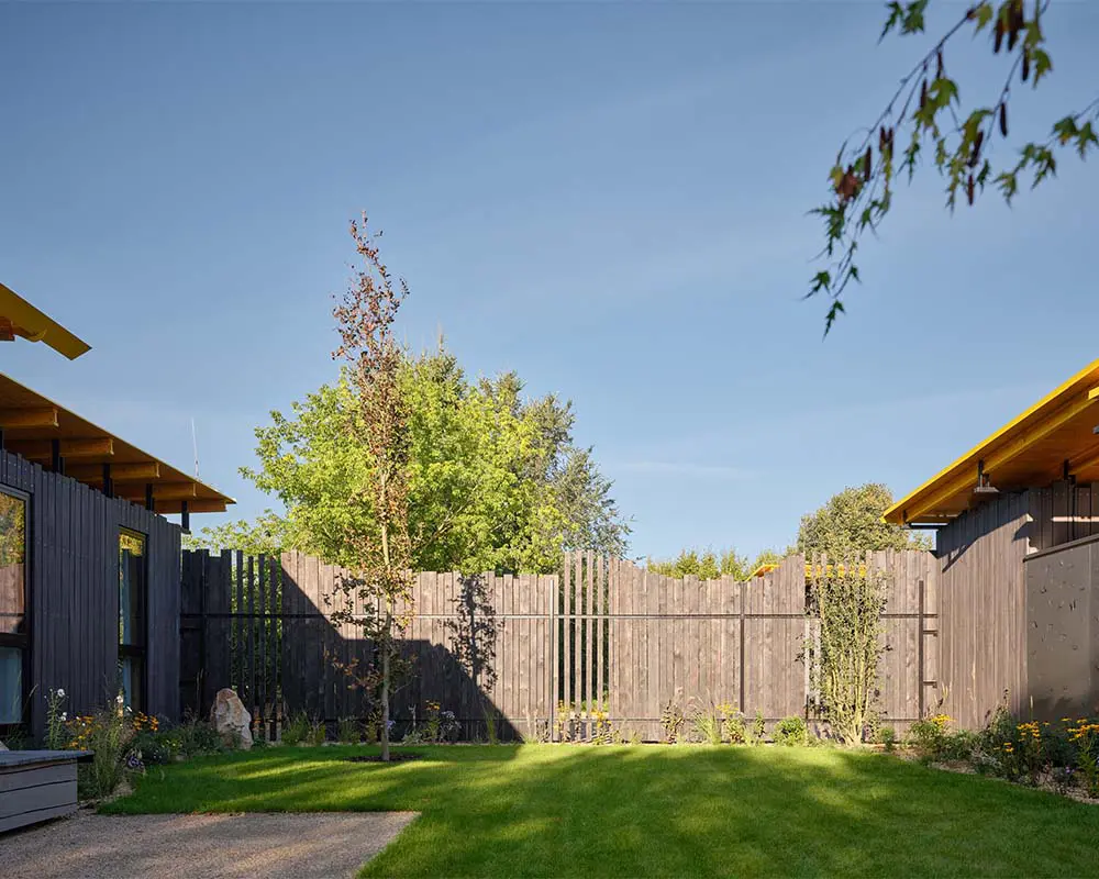 Un conjunto de casas hechas para descansar y trabajar rodeados de la naturaleza
