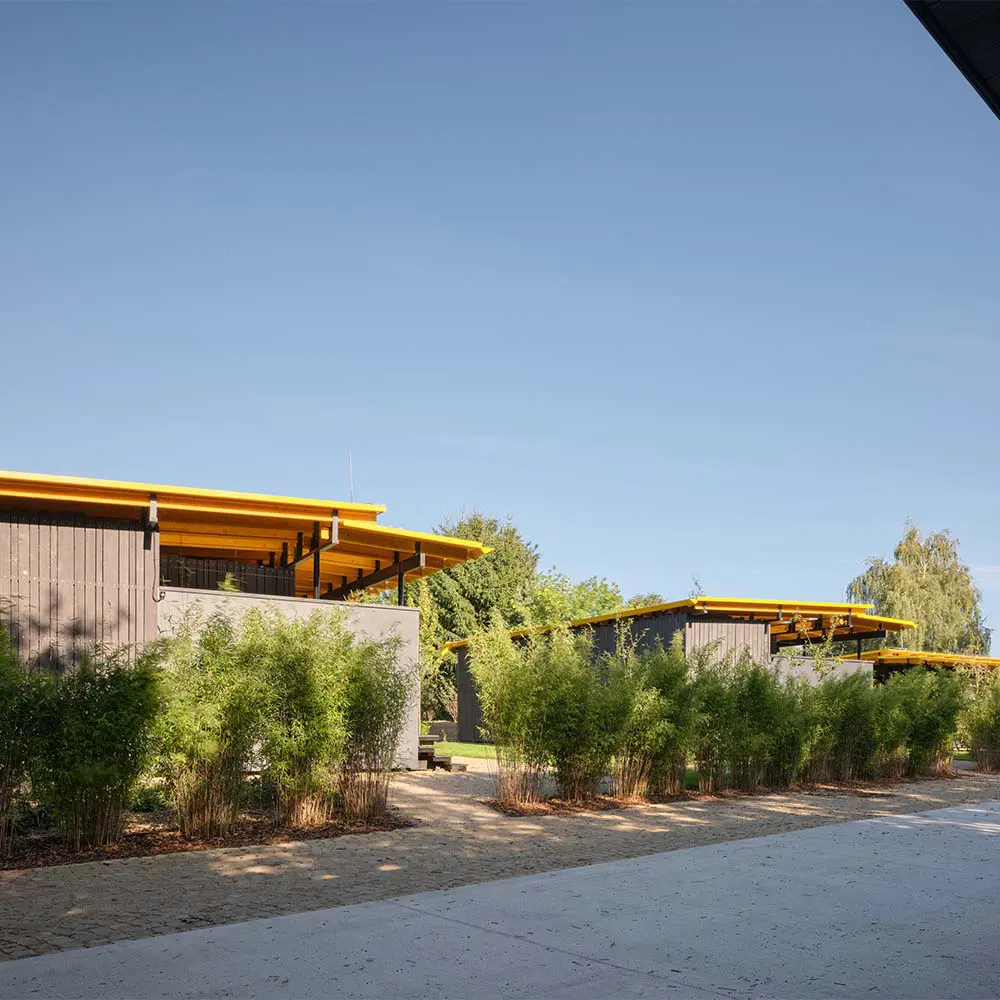 Un conjunto de casas hechas para descansar y trabajar rodeados de la naturaleza