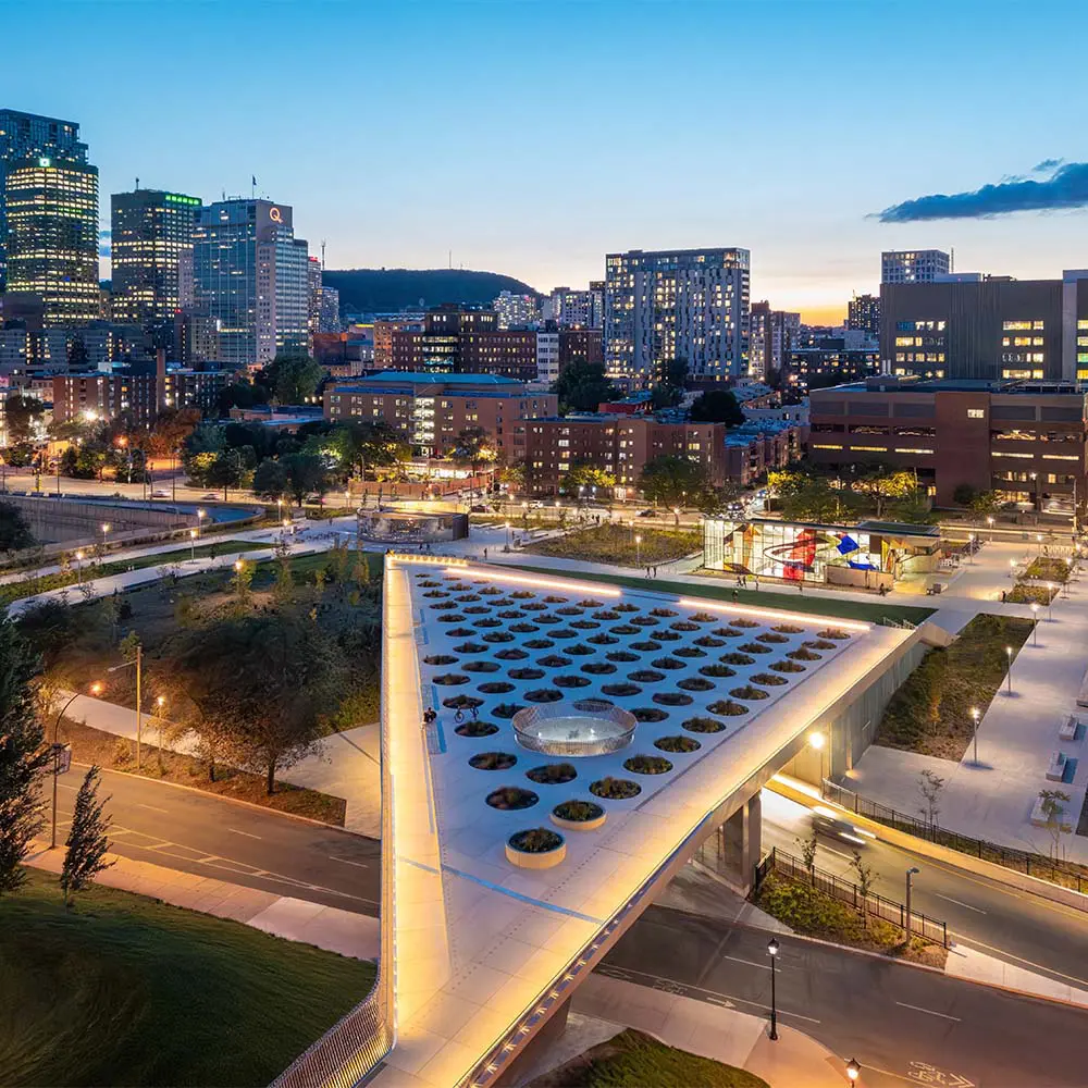 El diseño de esta plaza en canadá resignifica la memoria colectiva a través del paisajismo