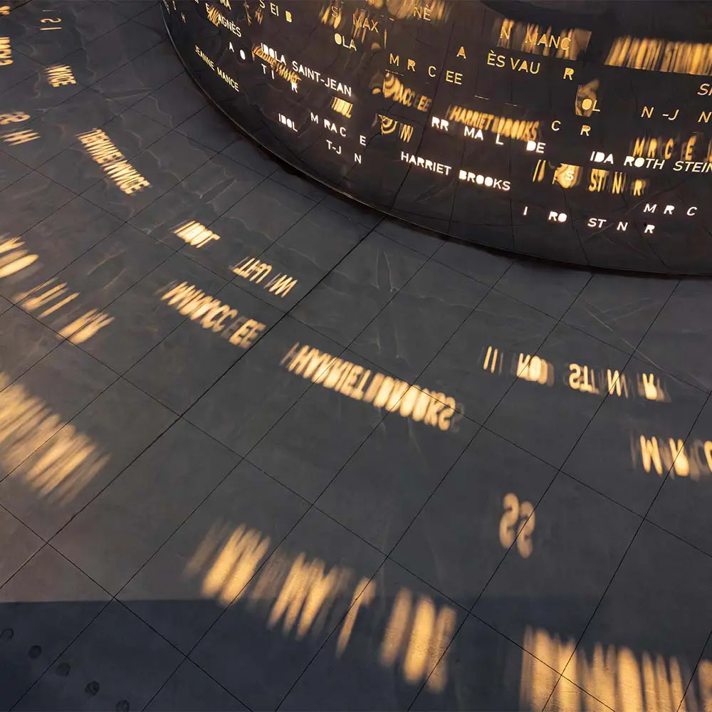 El diseño de esta plaza en canadá resignifica la memoria colectiva a través del paisajismo