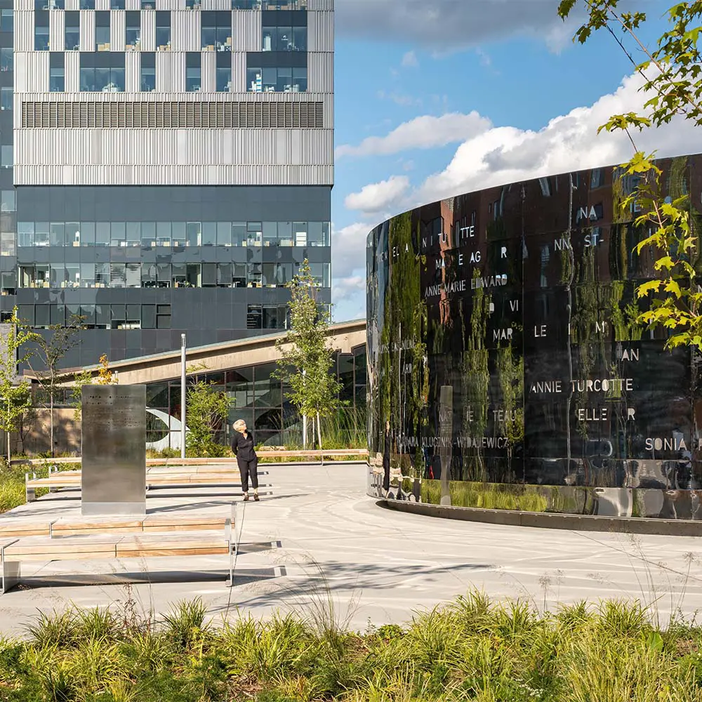 El diseño de esta plaza en canadá resignifica la memoria colectiva a través del paisajismo