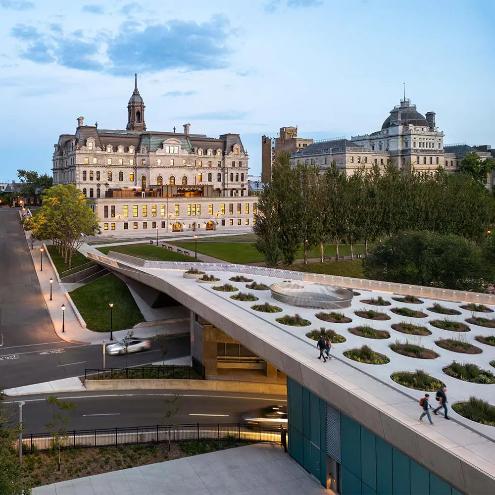 El diseño de esta plaza en canadá resignifica la memoria colectiva a través del paisajismo