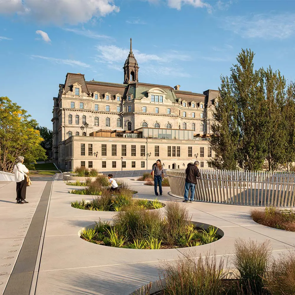 El diseño de esta plaza en canadá resignifica la memoria colectiva a través del paisajismo