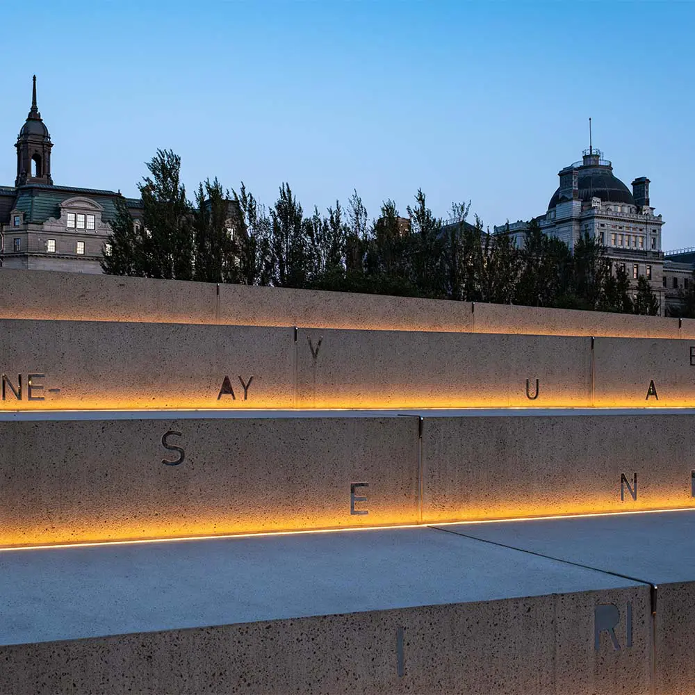 El diseño de esta plaza en canadá resignifica la memoria colectiva a través del paisajismo