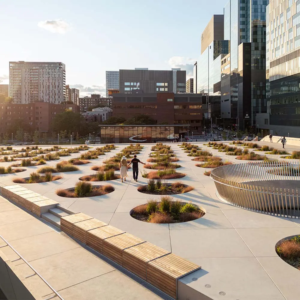 El diseño de esta plaza en canadá resignifica la memoria colectiva a través del paisajismo