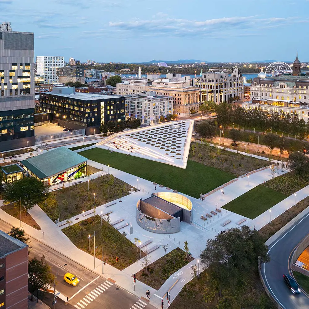 El diseño de esta plaza en canadá resignifica la memoria colectiva a través del paisajismo