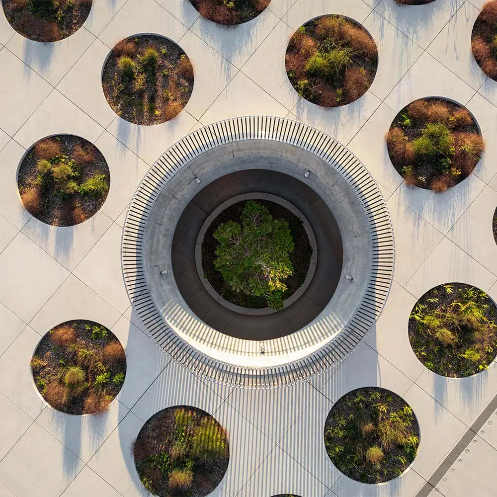 El diseño de esta plaza en canadá resignifica la memoria colectiva a través del paisajismo