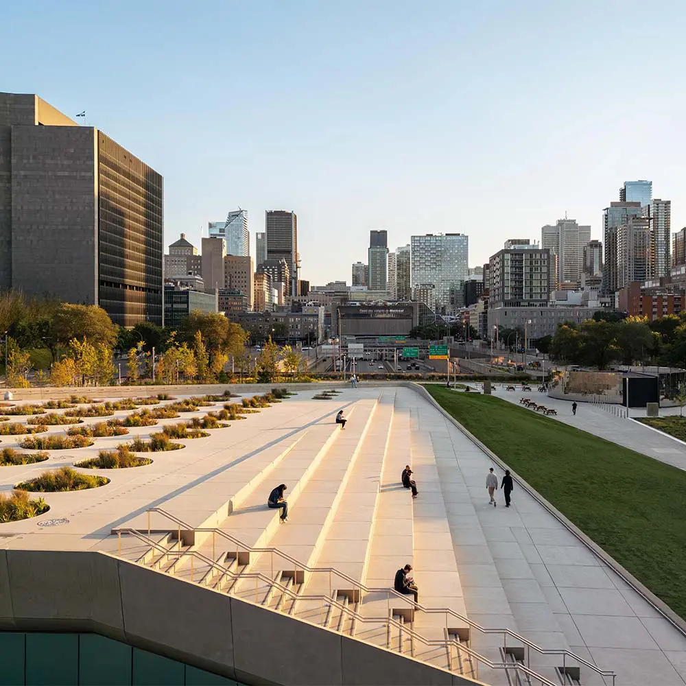 El diseño de esta plaza en canadá resignifica la memoria colectiva a través del paisajismo