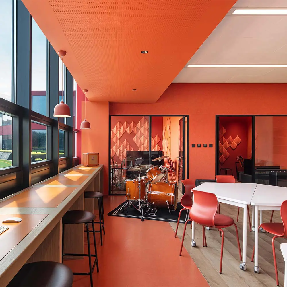 Una renovación institucional en china estructurada por la distribución, el sonido y el color Una renovación institucional en china estructurada por la distribución, el sonido y el color