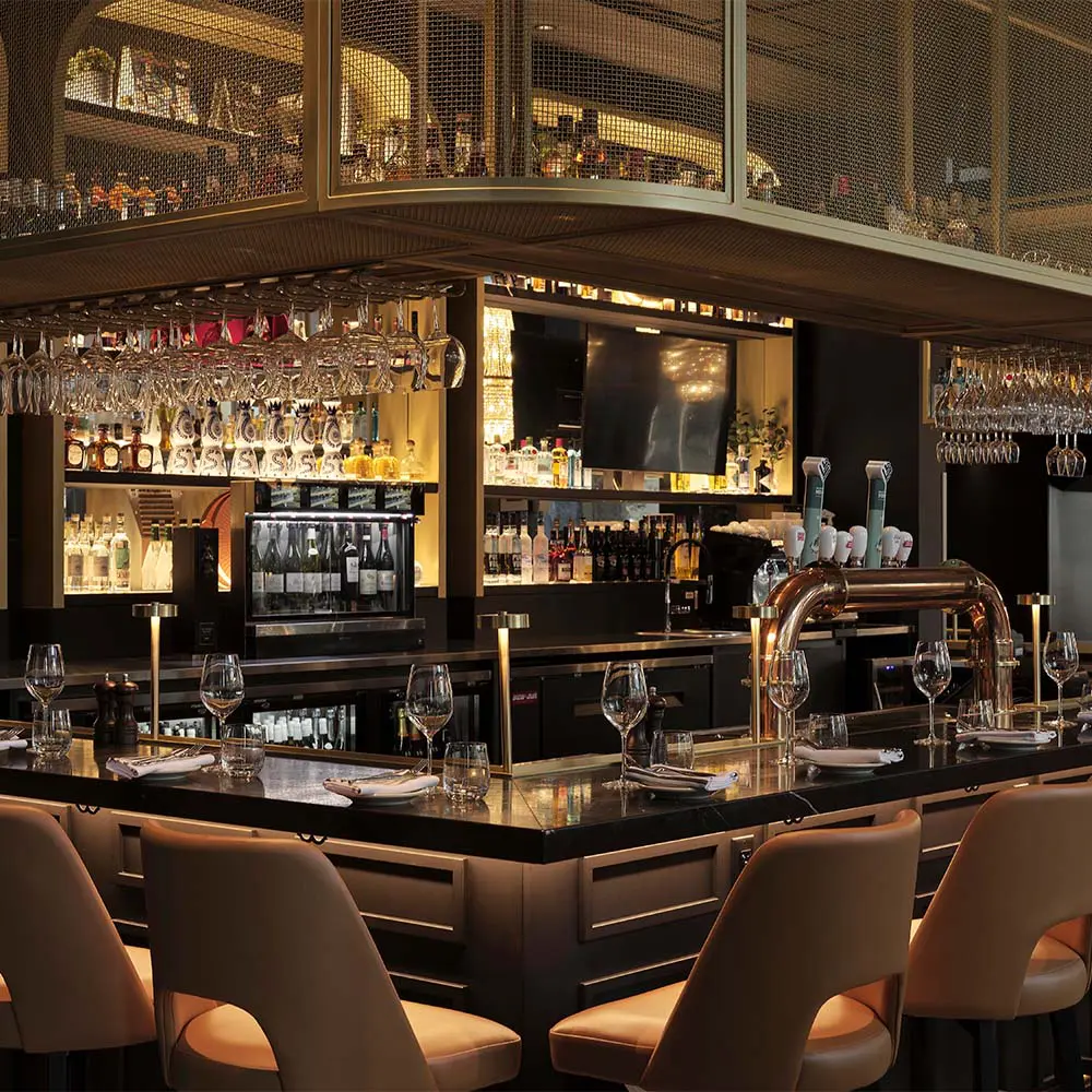 Un restaurante con una decoración ecléctica que revive un edificio de los años 90