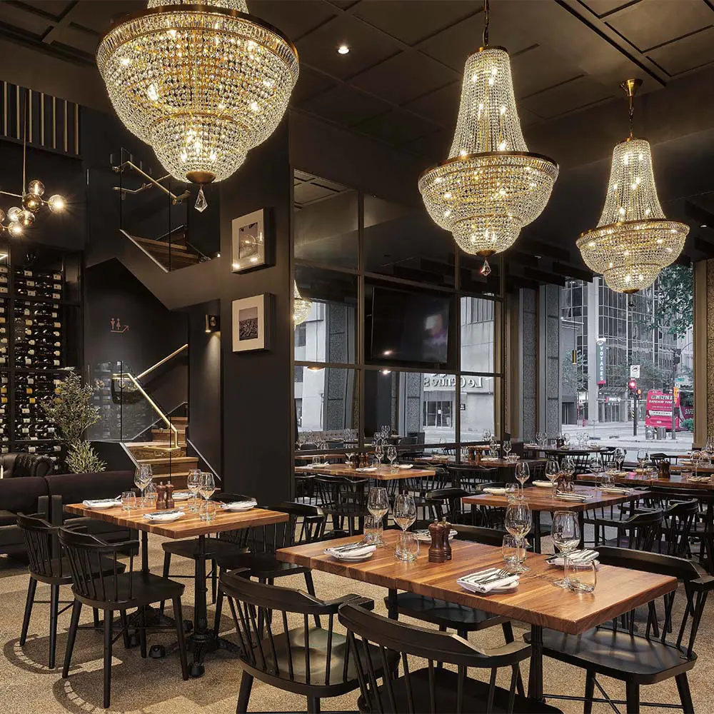 Un restaurante con una decoración ecléctica que revive un edificio de los años 90