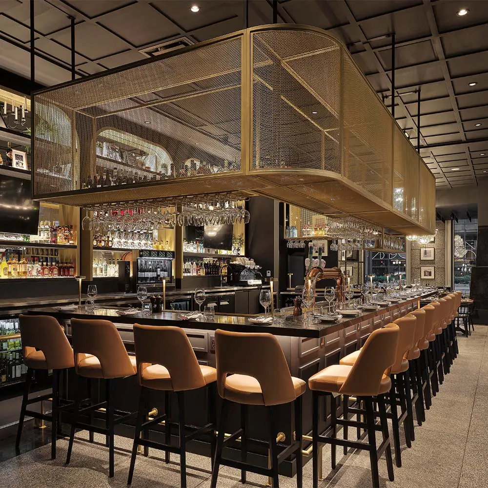 Un restaurante con una decoración ecléctica que revive un edificio de los años 90