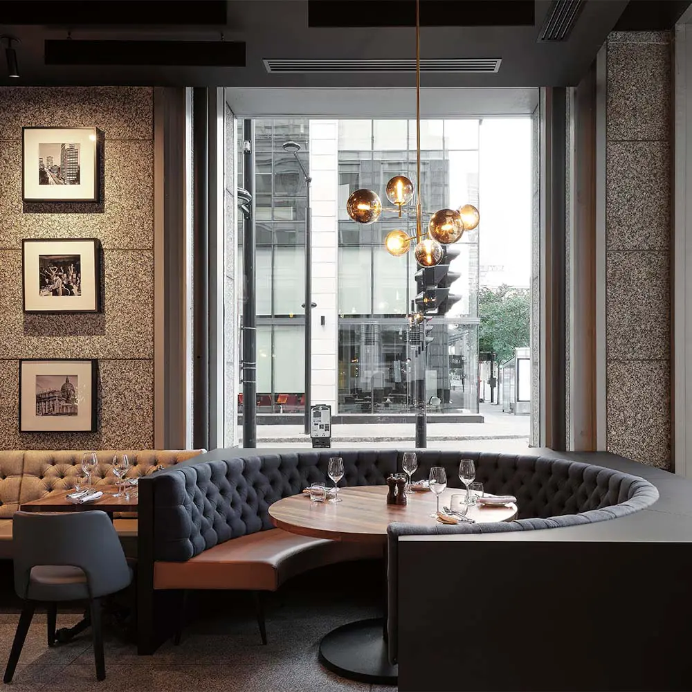 Un restaurante con una decoración ecléctica que revive un edificio de los años 90