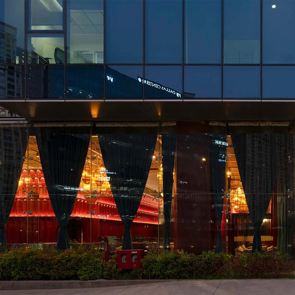 Este restaurante demuestra cómo la iluminación redefine la experiencia en el espacio