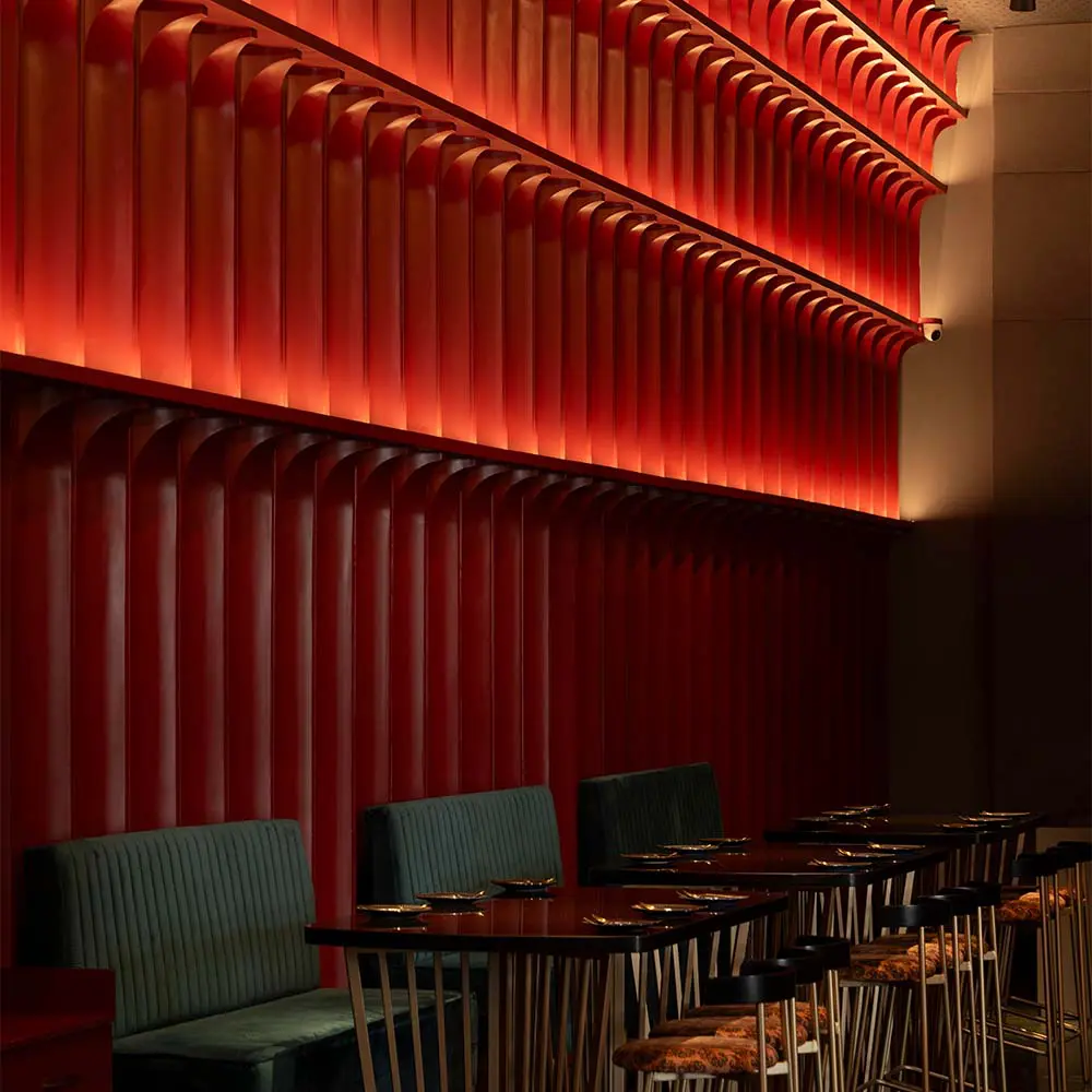 Este restaurante demuestra cómo la iluminación redefine la experiencia en el espacio