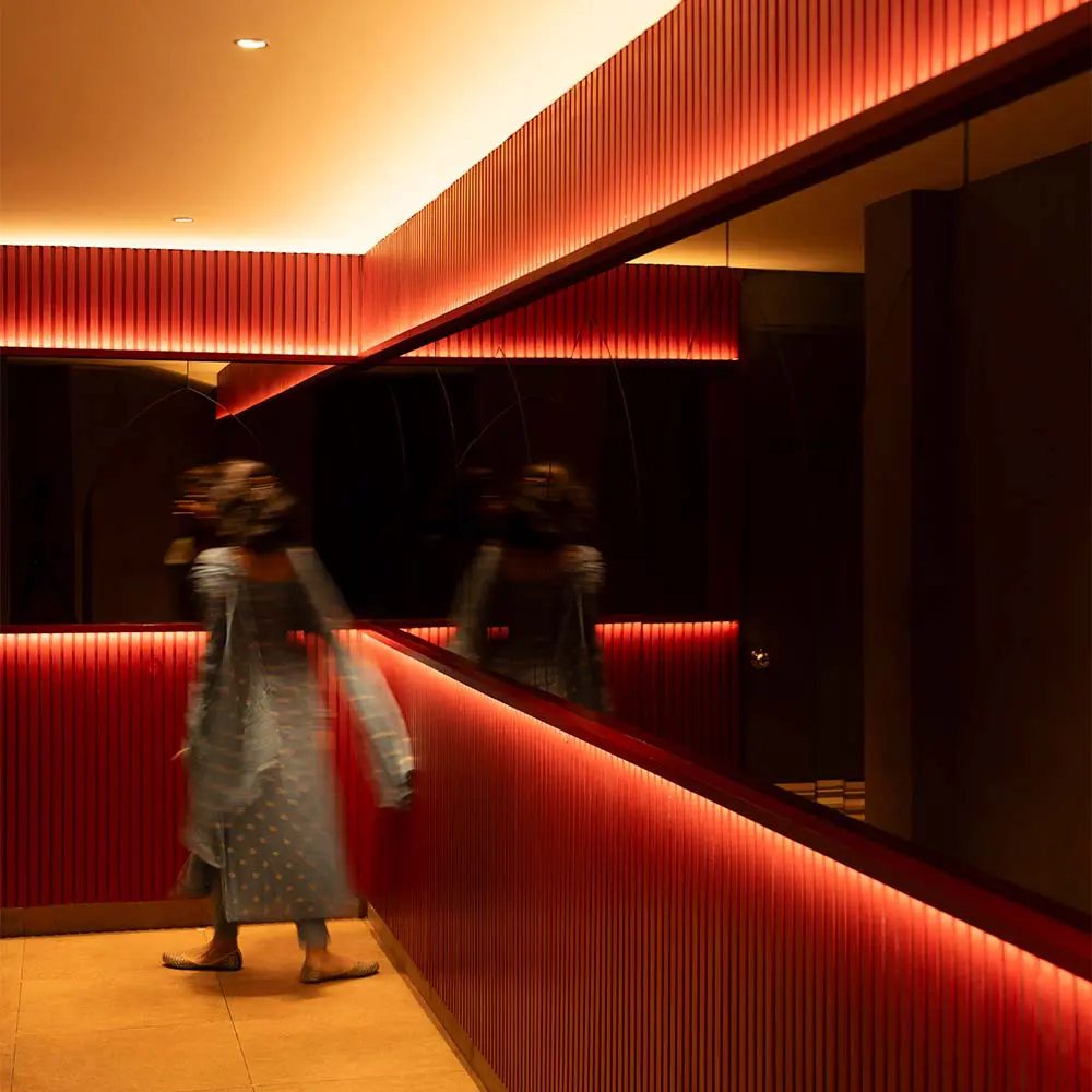 Este restaurante demuestra cómo la iluminación redefine la experiencia en el espacio