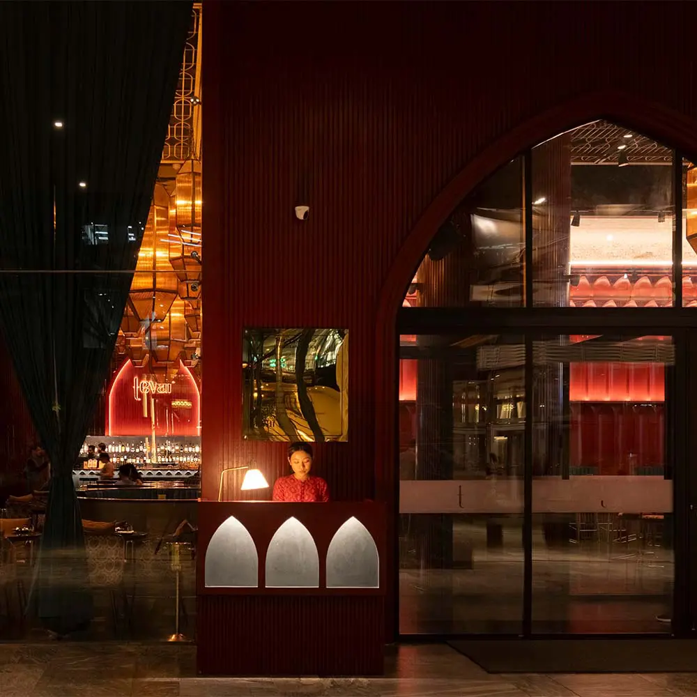 Este restaurante demuestra cómo la iluminación redefine la experiencia en el espacio