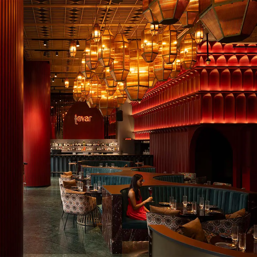 Este restaurante demuestra cómo la iluminación redefine la experiencia en el espacio