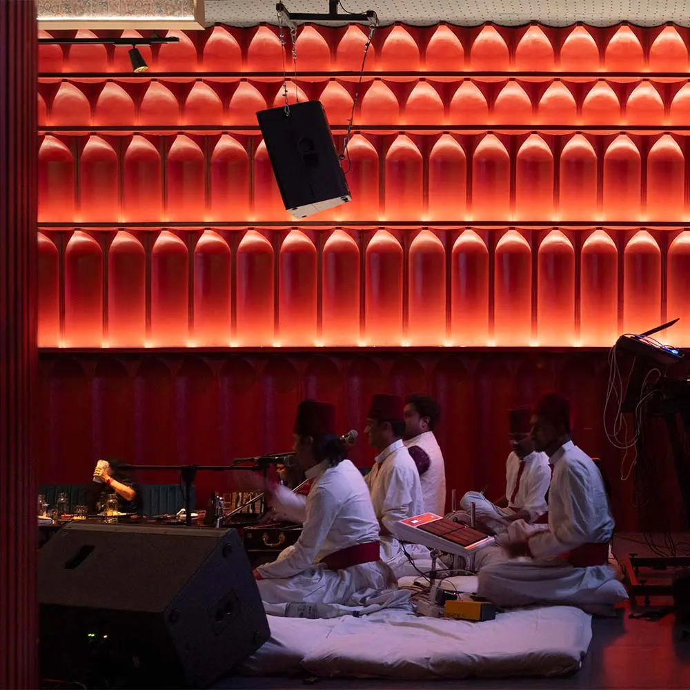 Este restaurante demuestra cómo la iluminación redefine la experiencia en el espacio