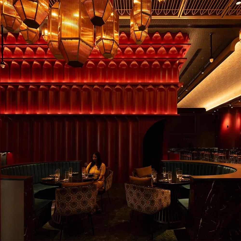 Este restaurante demuestra cómo la iluminación redefine la experiencia en el espacio