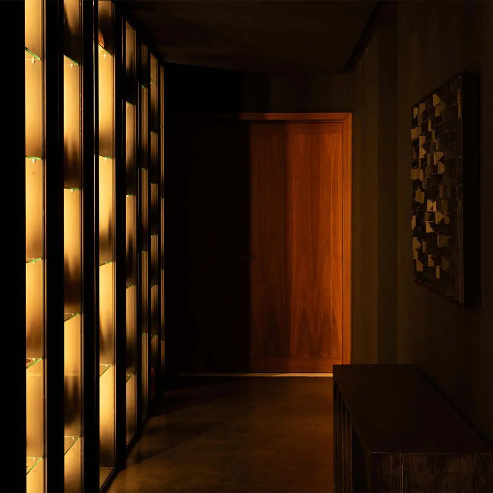 El diseño interior de este 'penthouse' explora la oscuridad para darle profundidad al espacio