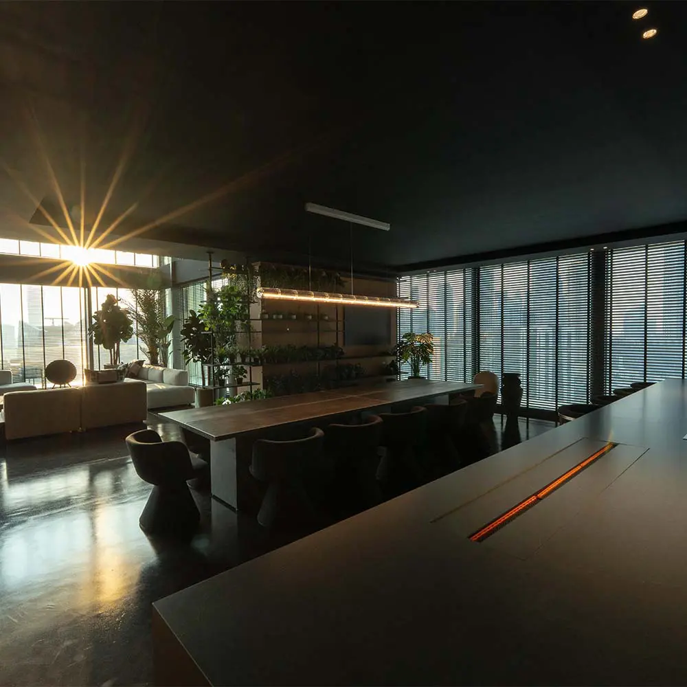 El diseño interior de este 'penthouse' explora la oscuridad para darle profundidad al espacio