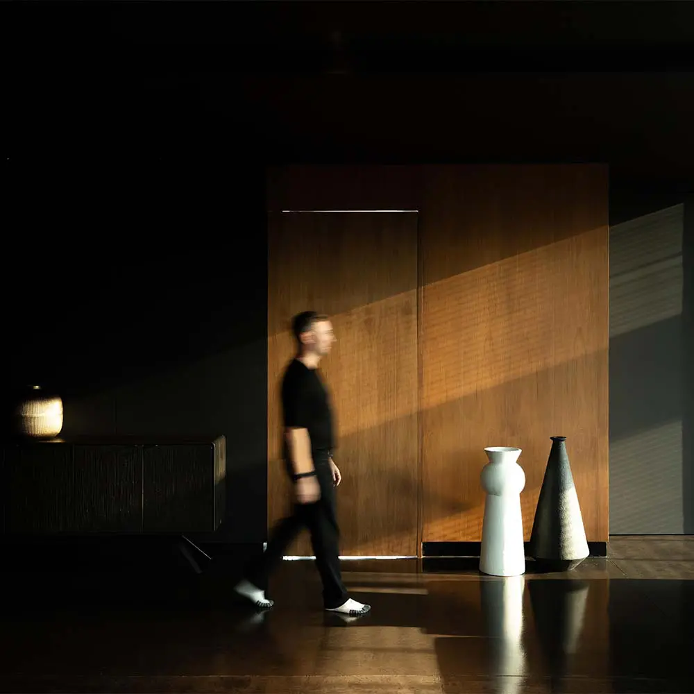 El diseño interior de este 'penthouse' explora la oscuridad para darle profundidad al espacio