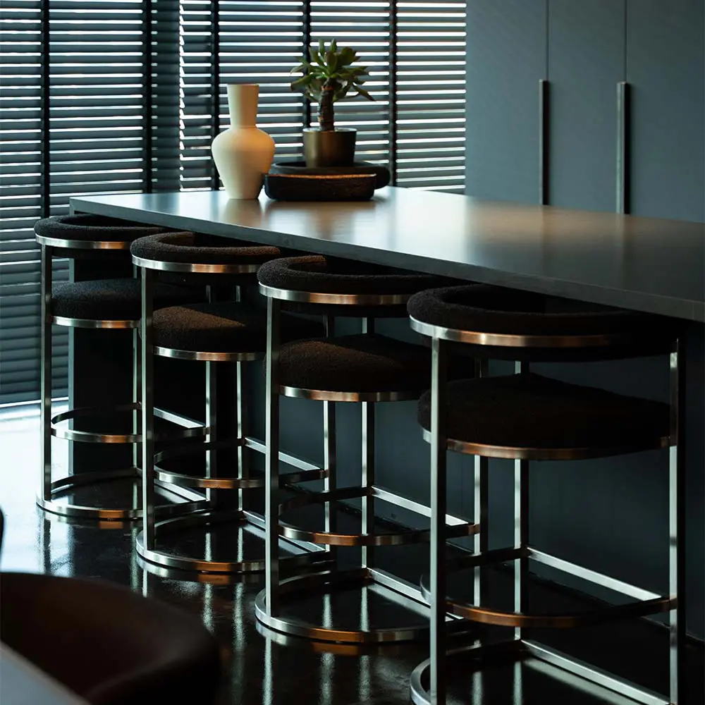 El diseño interior de este 'penthouse' explora la oscuridad para darle profundidad al espacio