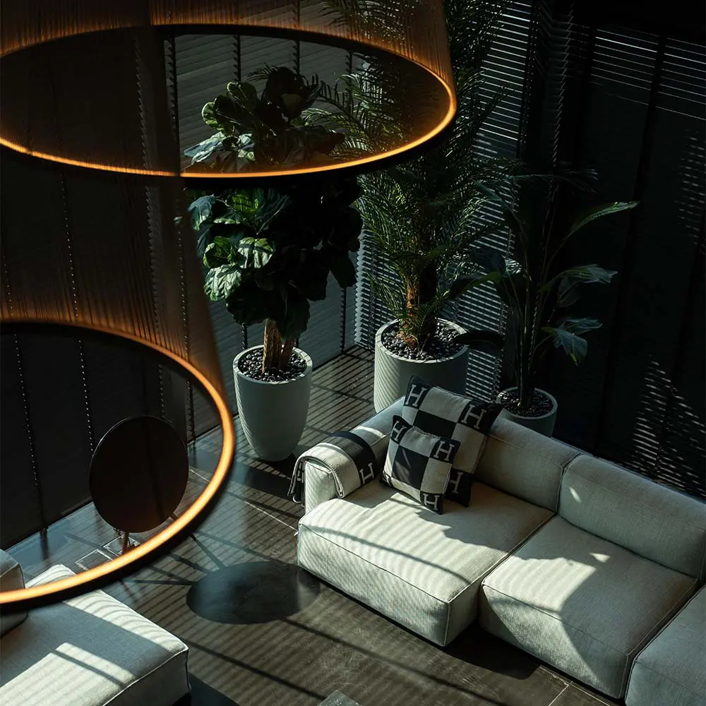 El diseño interior de este 'penthouse' explora la oscuridad para darle profundidad al espacio