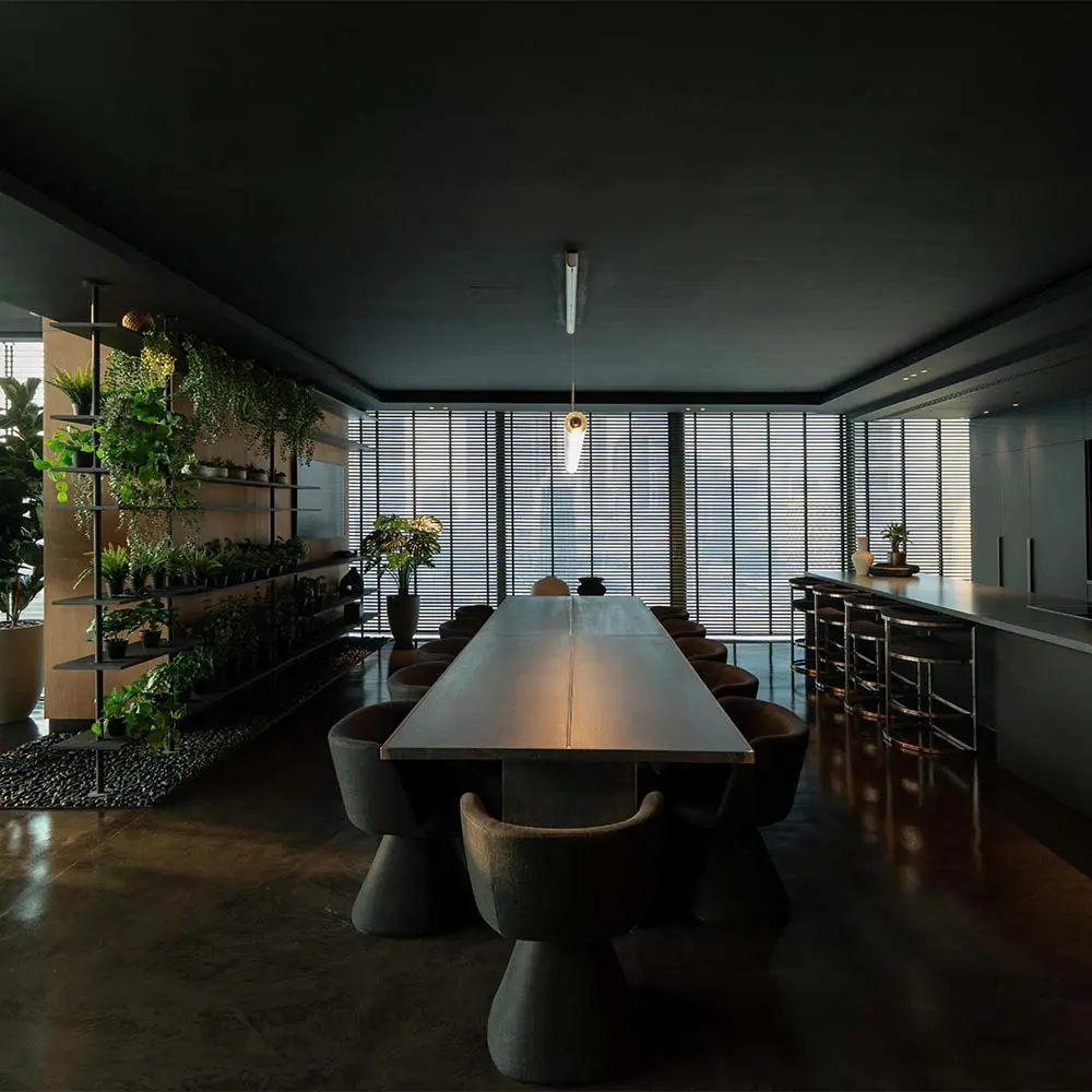 El diseño interior de este 'penthouse' explora la oscuridad para darle profundidad al espacio