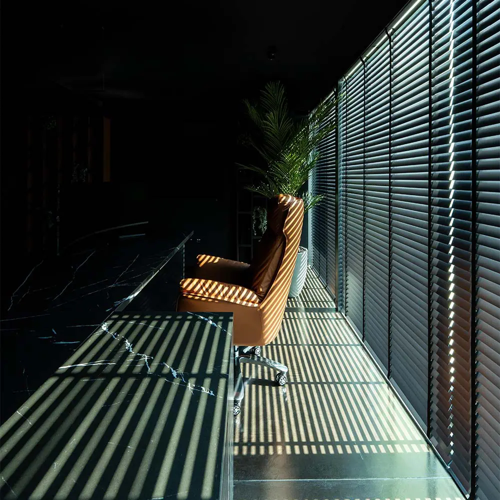 El diseño interior de este 'penthouse' explora la oscuridad para darle profundidad al espacio