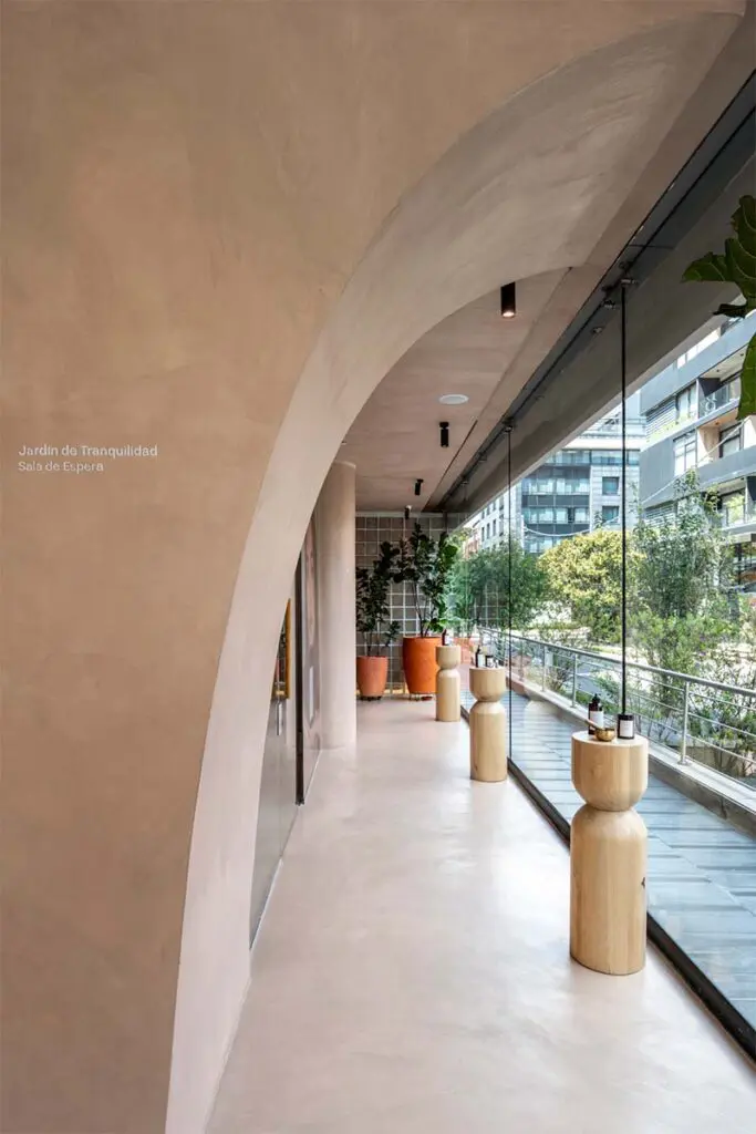 Bassa studio diseña un ‘santuario capilar’ en bogotá con una arquitectura marcada por la curva Bassa studio diseña un ‘santuario capilar’ en bogotá con una arquitectura marcada por la curva