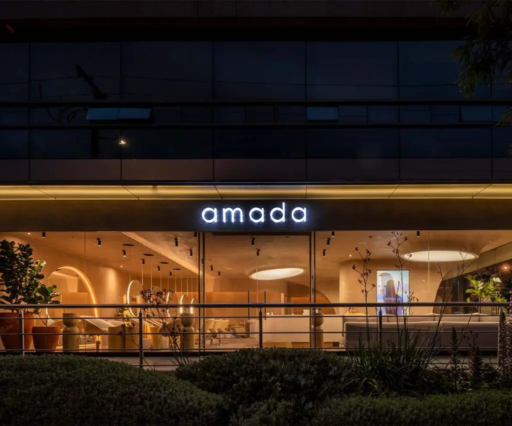 Bassa studio diseña un ‘santuario capilar’ en bogotá con una arquitectura marcada por la curva Amada, bassa studio