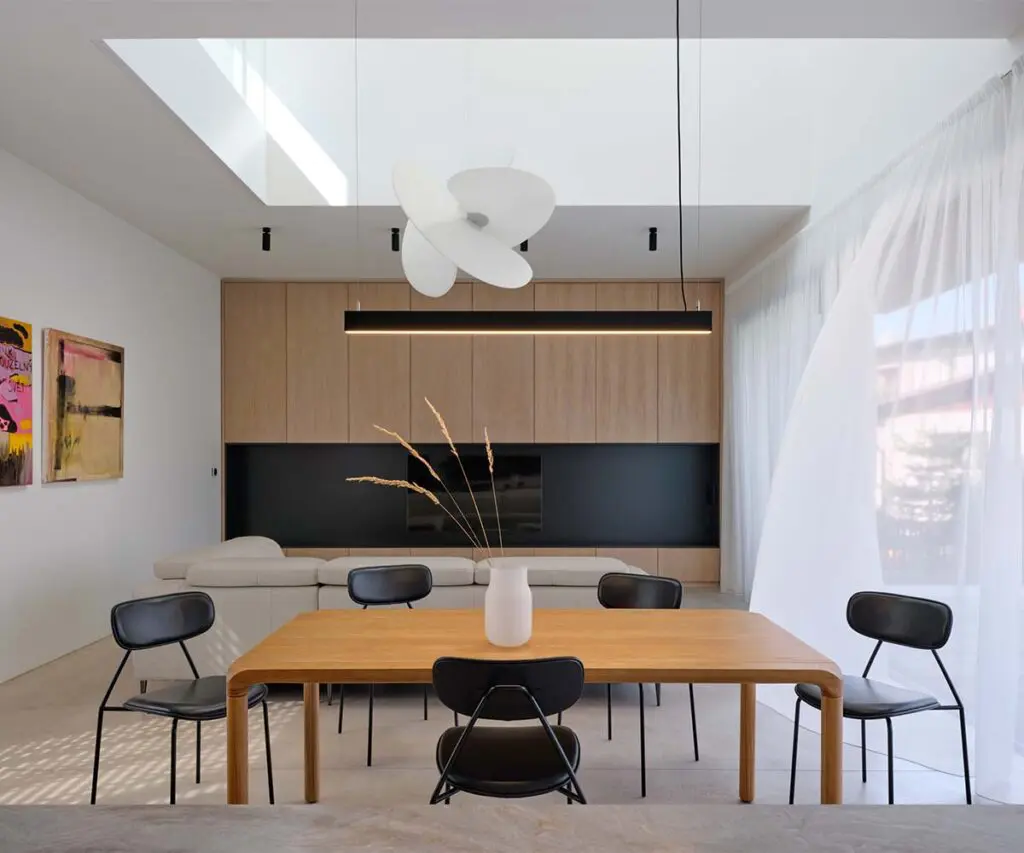 Esta casa demuestra cómo el minimalismo puede transformar la vida en una experiencia luminosa