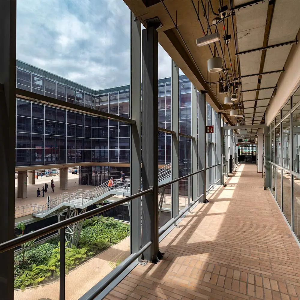 Un edificio abierto a la ciudad: transparencia y vida cívica en el cam de chía Un edificio abierto a la ciudad: transparencia y vida cívica en el cam de chía