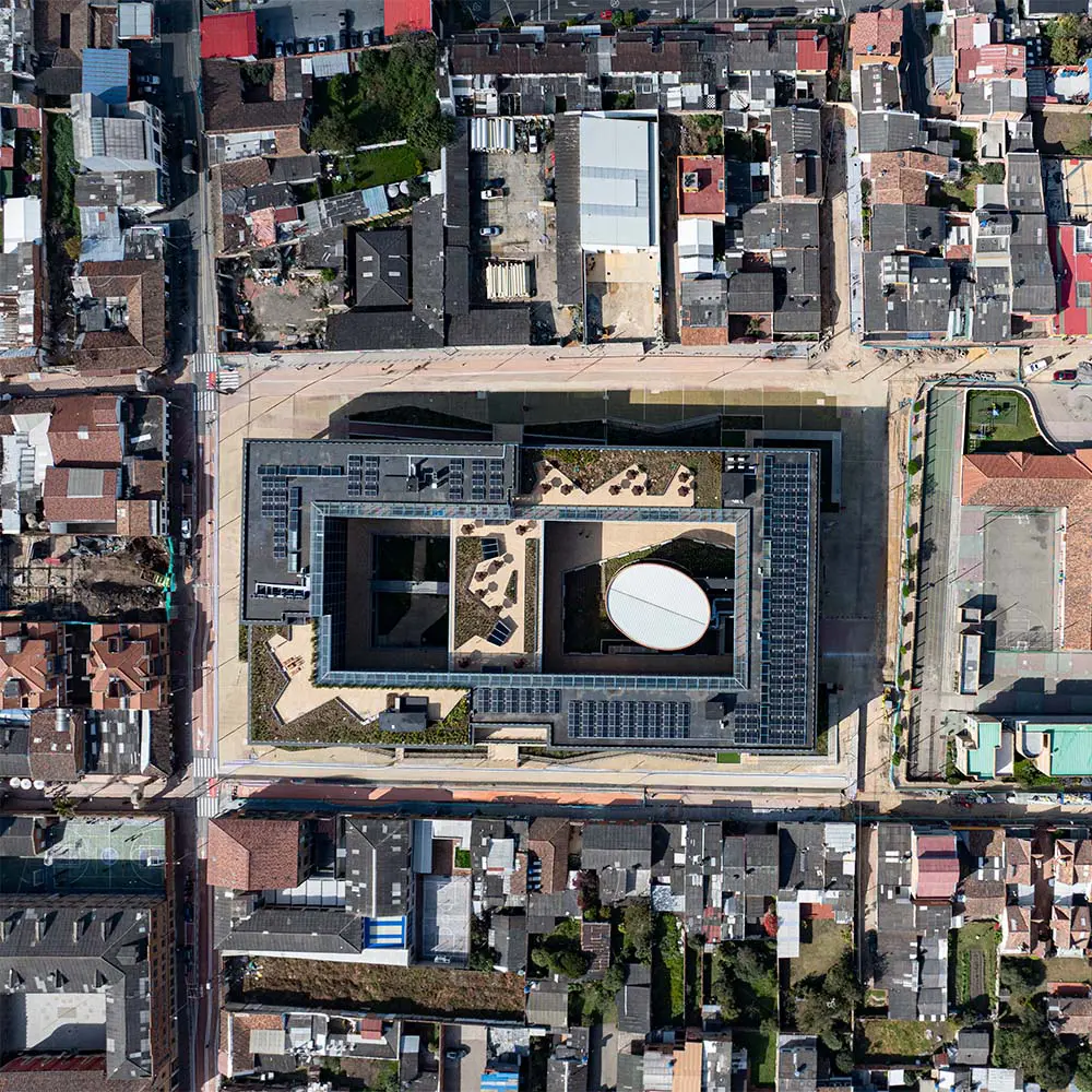 Un edificio abierto a la ciudad: transparencia y vida cívica en el cam de chía Un edificio abierto a la ciudad: transparencia y vida cívica en el cam de chía