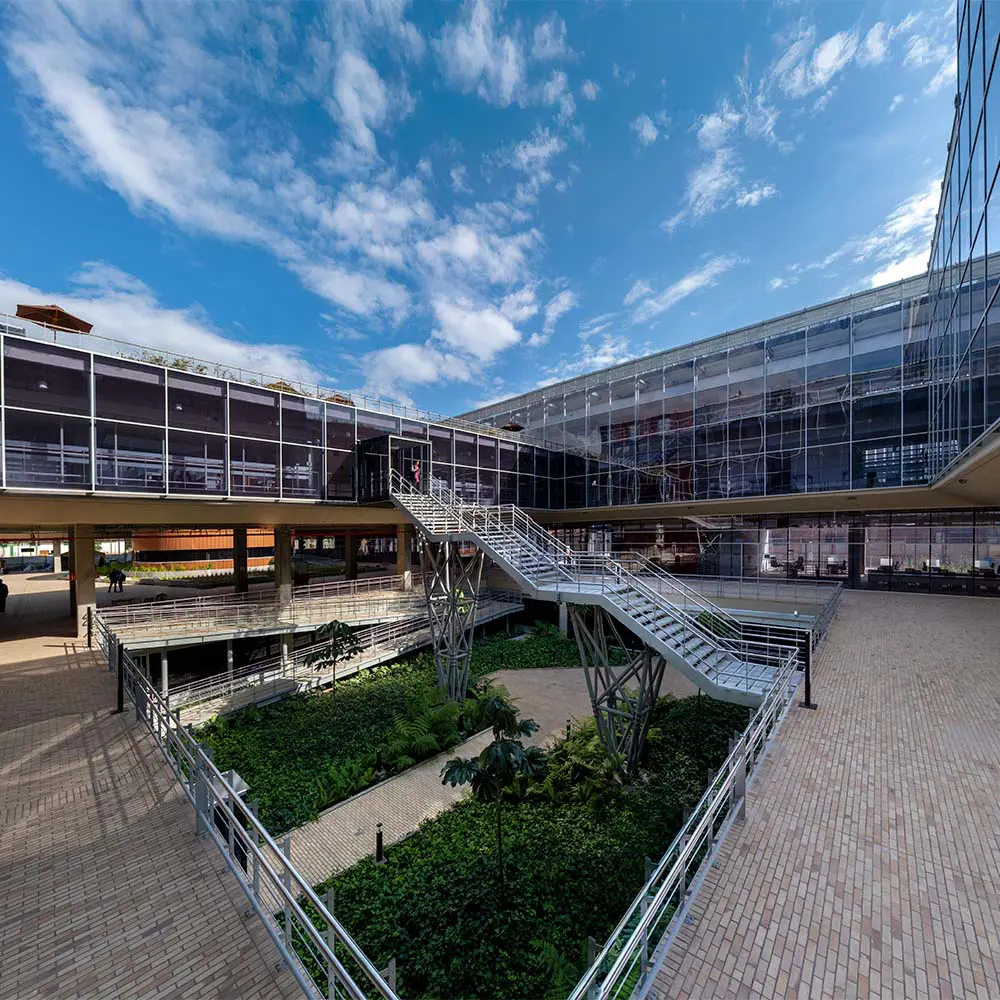 Un edificio abierto a la ciudad: transparencia y vida cívica en el cam de chía Un edificio abierto a la ciudad: transparencia y vida cívica en el cam de chía