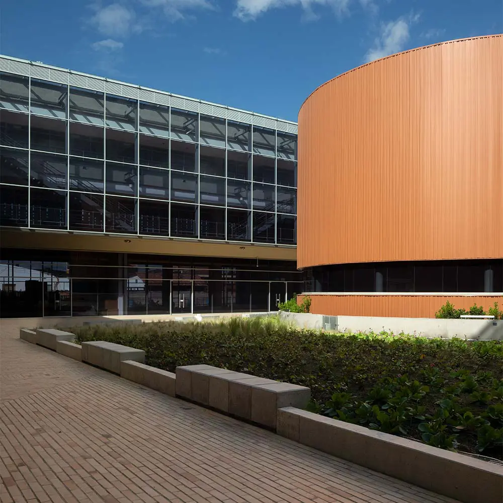 Un edificio abierto a la ciudad: transparencia y vida cívica en el cam de chía Un edificio abierto a la ciudad: transparencia y vida cívica en el cam de chía